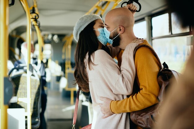 Liefde tijdens de pandemie van het coronavirus