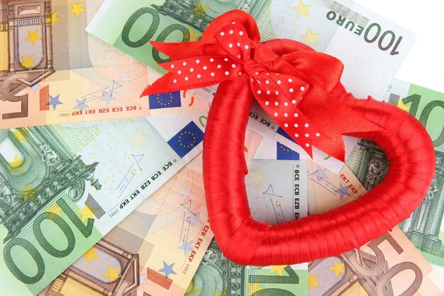 Liefde voor geldconcept. hart op europese munt