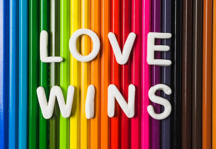 Gratis Foto liefde wint woorden en lgbt-vlag van potloden
