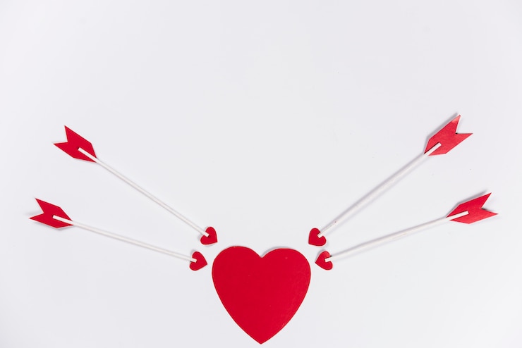 Gratis Foto liefdepijlen die naar rood hart streven