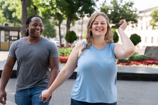 Gratis foto liefdesconcept met gelukkig stel dat samen tijd doorbrengt