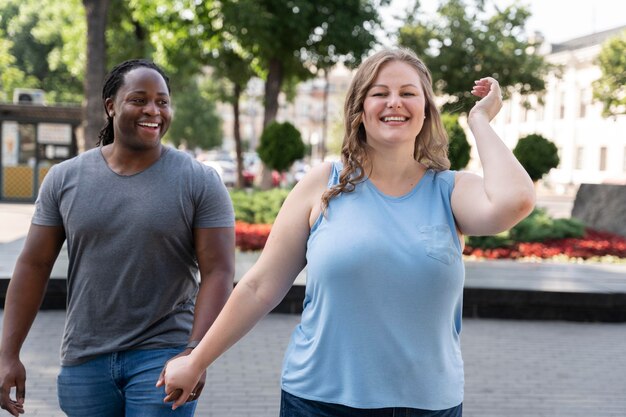 Liefdesconcept met gelukkig stel dat samen tijd doorbrengt