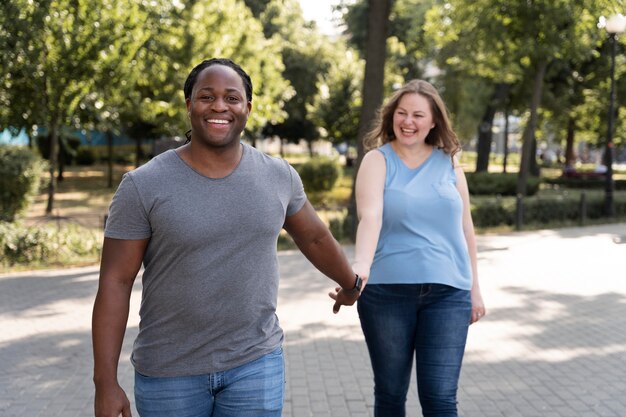 Liefdesconcept met gelukkig stel dat samen tijd doorbrengt