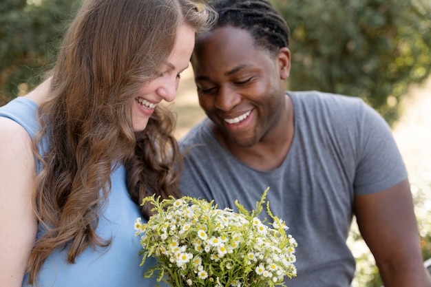 Liefdesconcept met gelukkig stel dat samen tijd doorbrengt