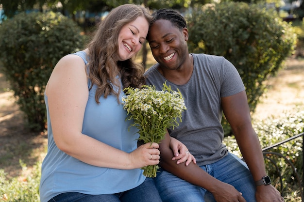 Gratis foto liefdesconcept met gelukkig stel dat samen tijd doorbrengt