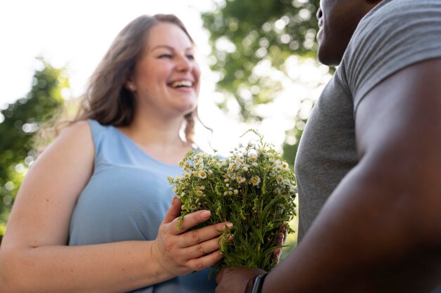 Liefdesconcept met gelukkig stel dat samen tijd doorbrengt