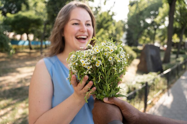 Liefdesconcept met gelukkig stel dat samen tijd doorbrengt