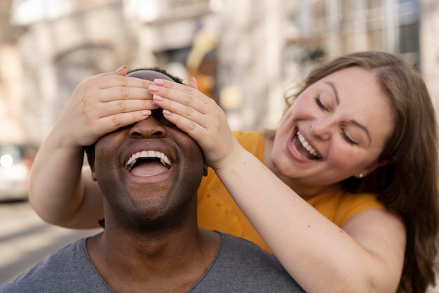 Gratis foto liefdesconcept met gelukkig stel dat samen tijd doorbrengt