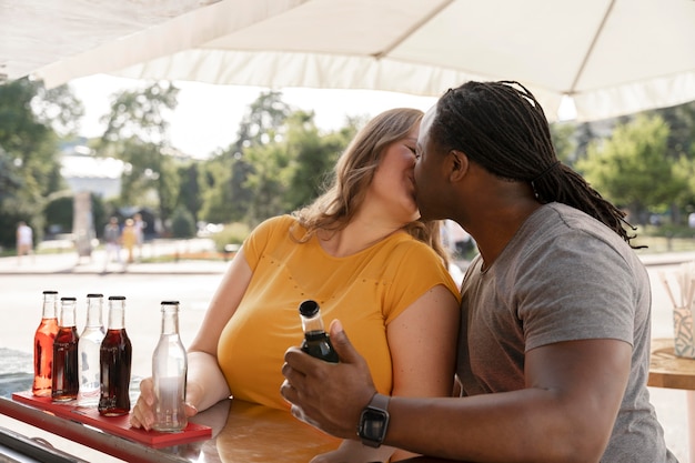 Gratis foto liefdesconcept met gelukkig stel dat samen tijd doorbrengt