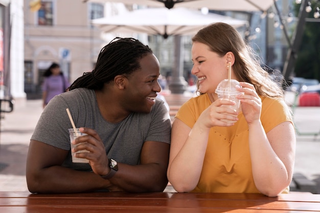 Gratis foto liefdesconcept met gelukkig stel dat samen tijd doorbrengt