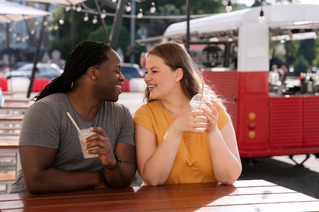 Gratis foto liefdesconcept met gelukkig stel dat samen tijd doorbrengt