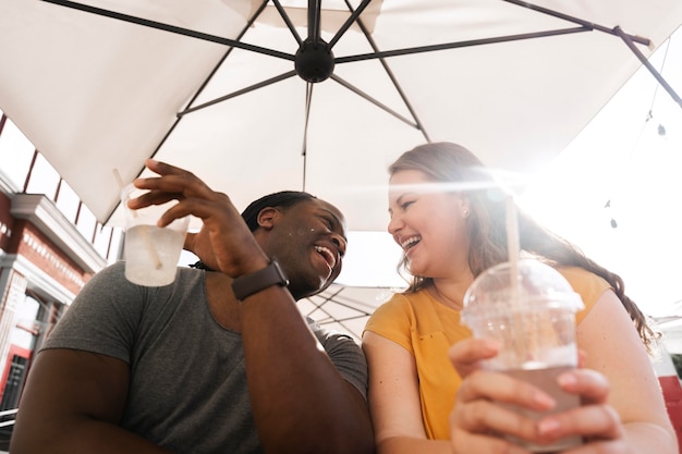 Gratis foto liefdesconcept met gelukkig stel dat samen tijd doorbrengt