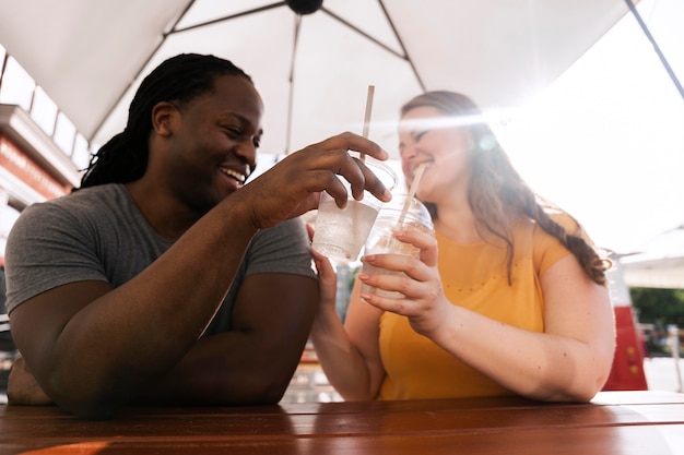 Liefdesconcept met gelukkig stel dat samen tijd doorbrengt