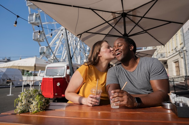 Gratis foto liefdesconcept met gelukkig stel dat samen tijd doorbrengt