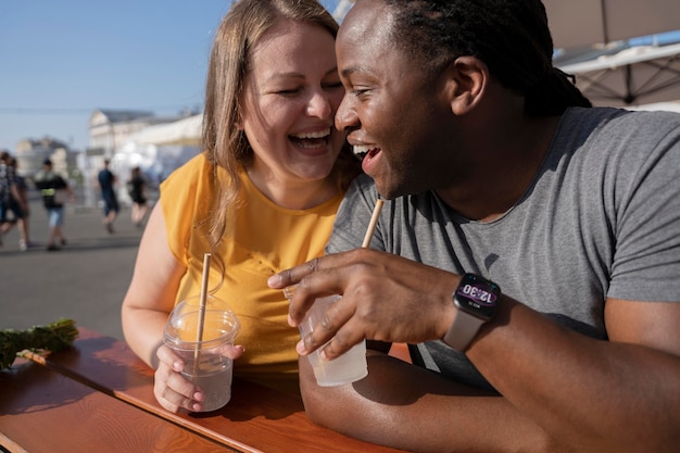 Gratis foto liefdesconcept met gelukkig stel dat samen tijd doorbrengt