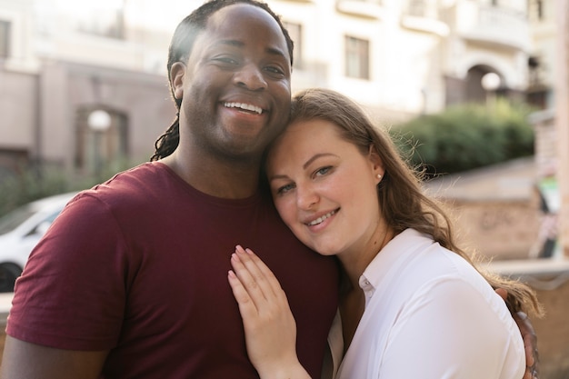 Liefdesconcept met gelukkig stel dat samen tijd doorbrengt