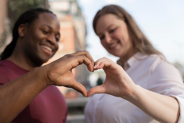 Gratis foto liefdesconcept met gelukkig stel dat samen tijd doorbrengt