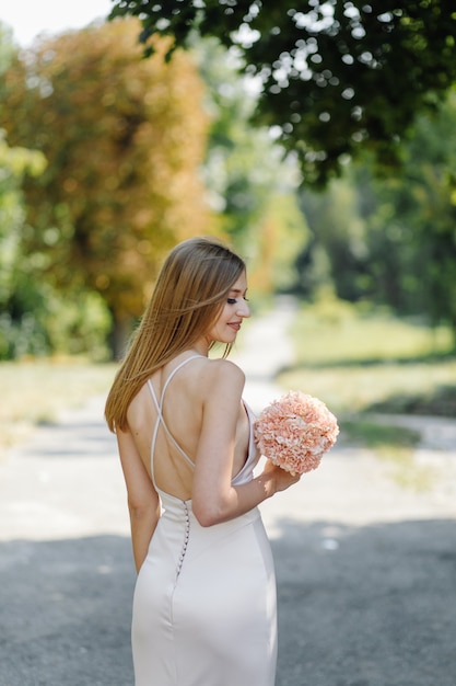 Liefdesverhaal in het park. Gelukkig man en vrouw