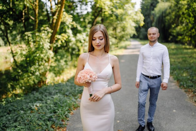 Liefdesverhaal in het park. Gelukkig man en vrouw