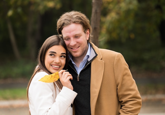 Liefdevol Kaukasisch koppel wandelen in het park in de herfst