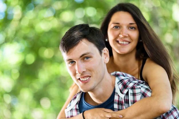 liefdevol paar knuffelen in park