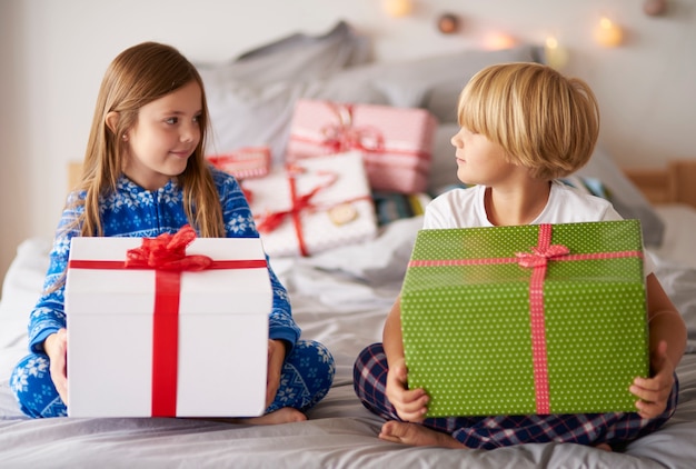 Liefdevolle broers en zussen met grote kerstcadeautjes