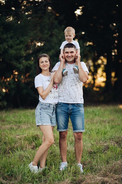 Liefdevolle familie met zoontje in park.