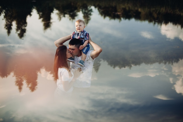 Gratis foto liefdevolle familie met zoontje in park.