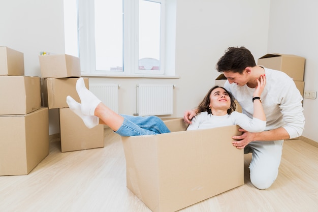 Liefdevolle huiseigenaren die genieten van een verhuizing in een nieuw huis