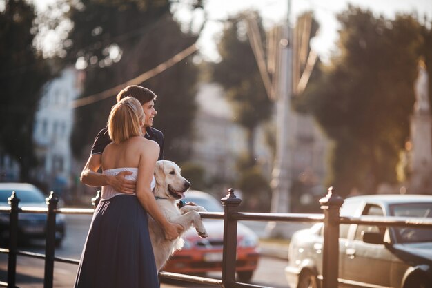 Liefhebbende vrouw kussen wang van haar vriendje