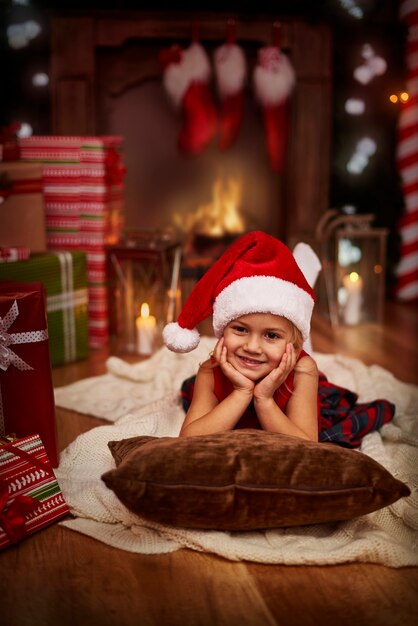 Lieve kleine kerstman ontspannen op kerstavond