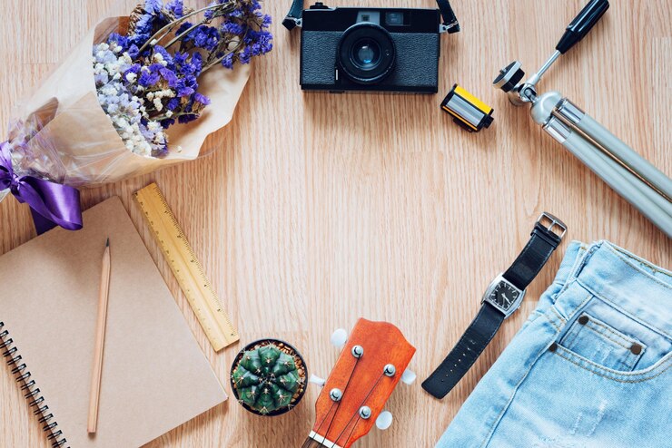 Gratis Foto lifestyle-concept met reisnotitie en filmfotografie-accessoires met casual outfits plat lagstijl op kopie ruimte houten achtergrond