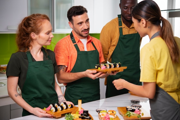 Gratis foto lifestyle: mensen die sushi leren maken