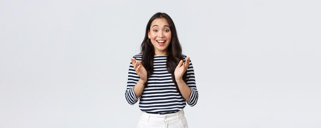 Lifestyle mensen emoties en casual concept Vreugde gelukkig Aziatisch meisje klap handen verrast en opgewonden ontvangen goed nieuws feliciteren vriend staande witte achtergrond
