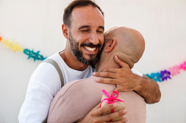 Lifestyle queer koppels vieren verjaardag