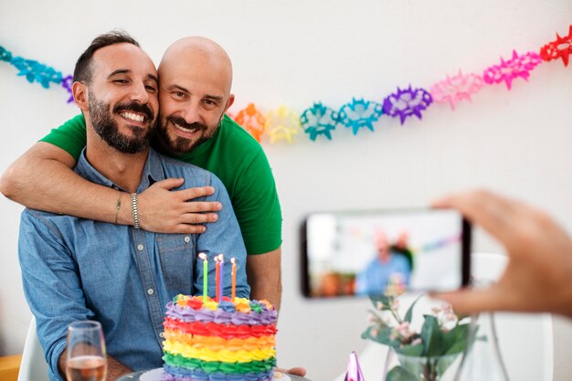 Lifestyle queer koppels vieren verjaardag