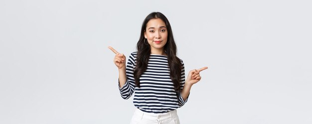 Lifestyle schoonheid en mode mensen emoties concept besluiteloos schattig Koreaans meisje hulp nodig bij choi
