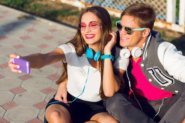 Lifestyle zomer imago van stijlvolle mooie verliefde paar zelfportret maken