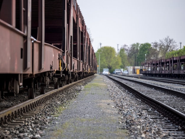 Lijn van oude treinwagons op een spoorweg