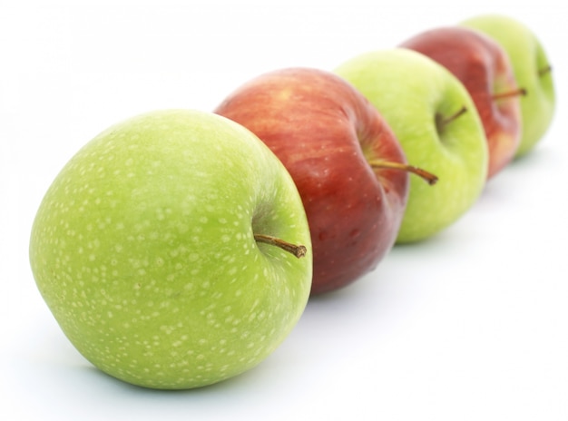Lijn van rode en groene appels ondiepe scherptediepte gebruikt