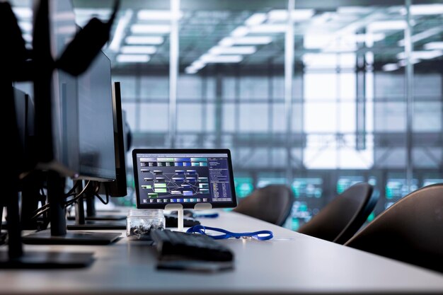 Lijnen code die op computerschermen en tablets in het datacentrum draaien
