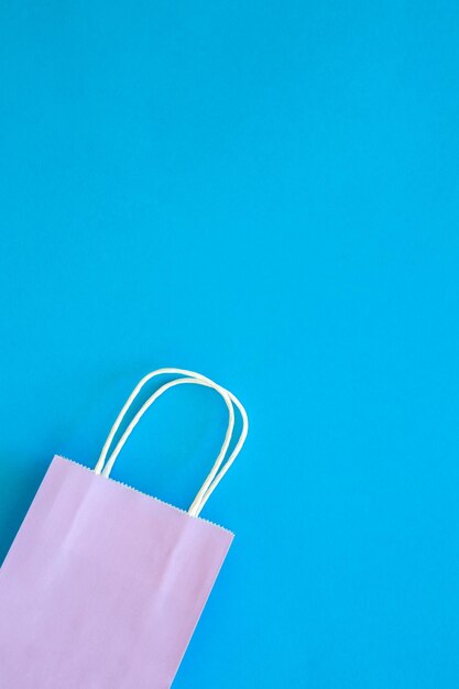 Lila papieren zak op een blauwe achtergrond bovenaanzicht