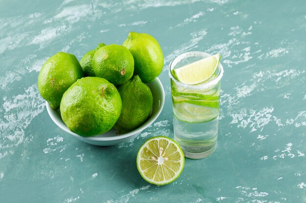 Limonade in een glas met citroenen hoge hoek uitzicht op een pleister