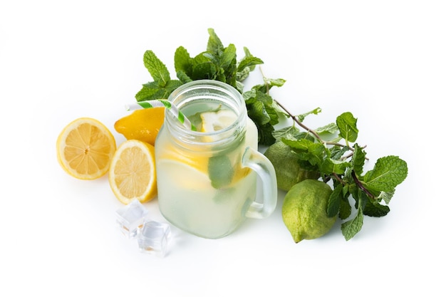 Limonadedrank in een kruikglas dat op witte achtergrond wordt geïsoleerd