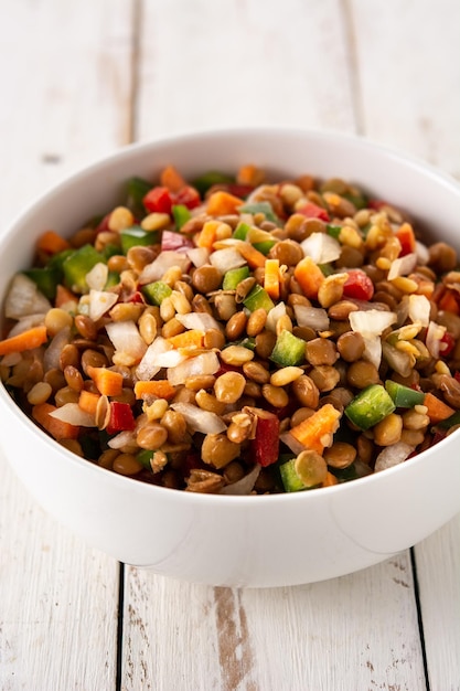 Linzensalade met paprika en wortel in kom