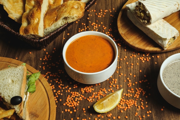 Linzensoep en bijgerecht op tafel