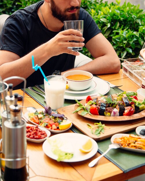 Linzensoep met groenten op de tafel