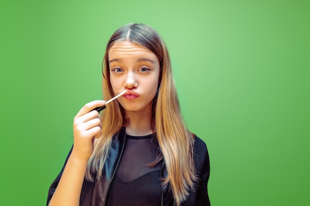 Lippenstift. Meisje droomt van beroep van visagist.