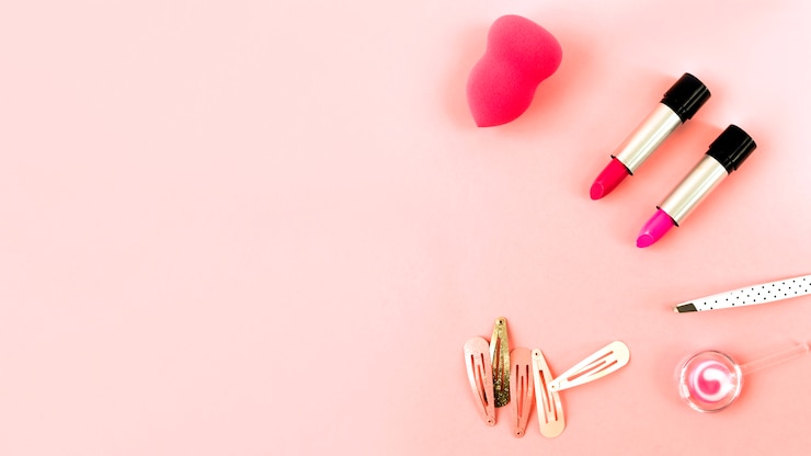 Gratis Foto lippenstiften en spons in de buurt van haarspelden