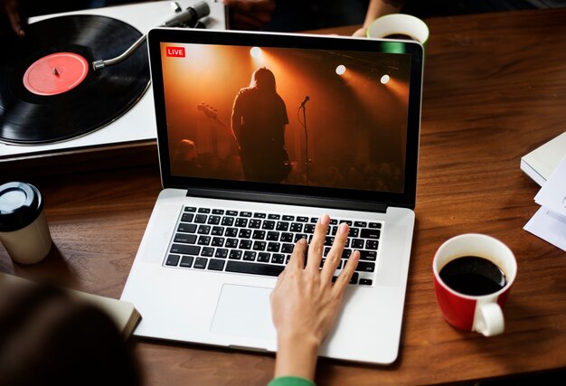 Live streaming concert op een laptop in het nieuwe normaal